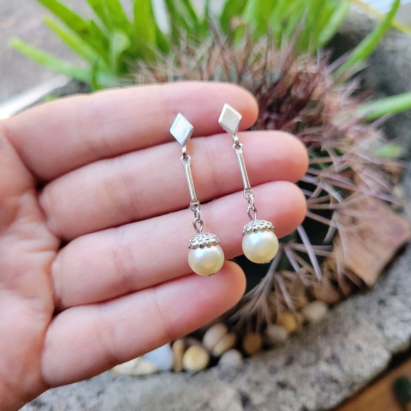Vintage Avon Silver Simple Dainty Classic Pearl Drop Hanging Stud Earrings - Picture 14 of 16